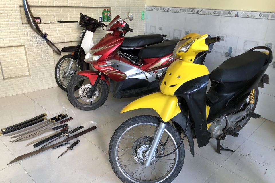Triệt phá băng nhóm nghi tiêu thụ xe gian, tàng trữ hung khí nguy hiểm - 1 Triệt phá băng nhóm nghi tiêu thụ xe gian, tàng trữ hung khí nguy hiểm - 1