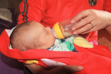 Bé trai bị bỏ rơi trước nhà đôi vợ chồng hiếm muộn