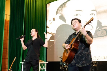 Ca sĩ Nguyễn Việt Lâm hát các bản hit của nhóm Bức Tường