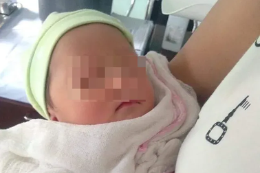 Bé gái sơ sinh bị bỏ rơi ven đường