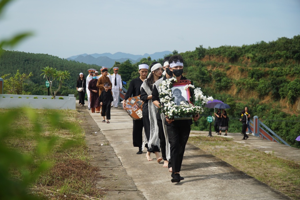 Dàn nghệ sĩ Gặp nhau cuối tuần, người thân khóc nghẹn tiễn biệt Giang Còi - 1 Dàn nghệ sĩ Gặp nhau cuối tuần, người thân khóc nghẹn tiễn biệt Giang Còi - 1