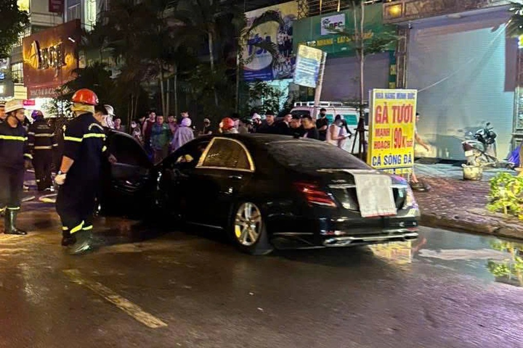 Ô tô Mercedes bốc cháy ngùn ngụt trên đường Hà Nội - 2 Ô tô Mercedes bốc cháy ngùn ngụt trên đường Hà Nội - 2