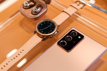 Chi tiết Samsung Galaxy Tab S7, smartwatch và tai nghe Galaxy Buds Live