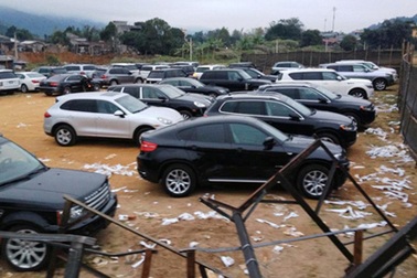 Nhận "tiền lót tay", cán bộ Hải quan cho thông quan cả xe cũ