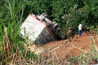 Xe tải lao xuống vực, 4 người tử vong