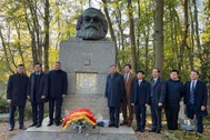 Bộ trưởng Bộ Công an đặt vòng hoa viếng Karl Marx tại Anh