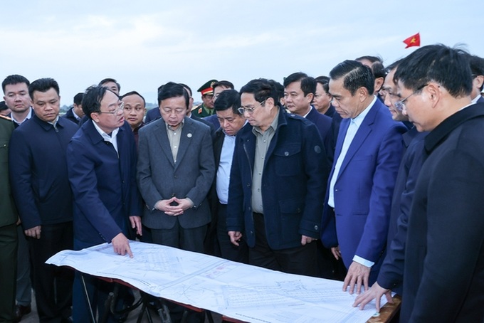 Thủ tướng Chính phủ Phạm Minh Chính kiểm tra thực tế dự án cao tốc Bắc - Nam phía Đông giai đoạn 2 tại Hà Tĩnh. Nguồn: Baochinhphu