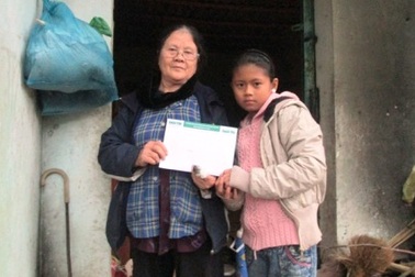 Hơn 18 triệu đến với cô bé quanh năm học dưới ánh nến   