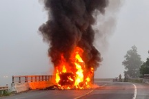 Xe container bốc cháy dữ dội trên quốc lộ