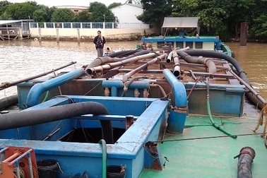 Nóng chuyện khai thác cát trái phép trên sông