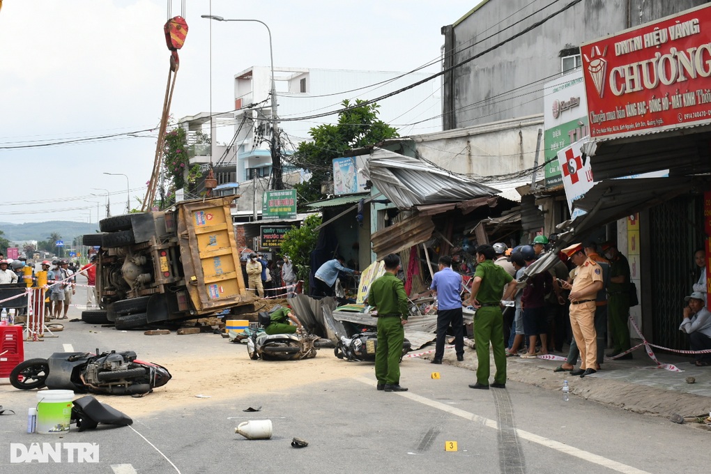 Tai nạn nghiêm trọng trên quốc lộ 1A, nhiều người thương vong - 1 Tai nạn nghiêm trọng trên quốc lộ 1A, nhiều người thương vong - 1