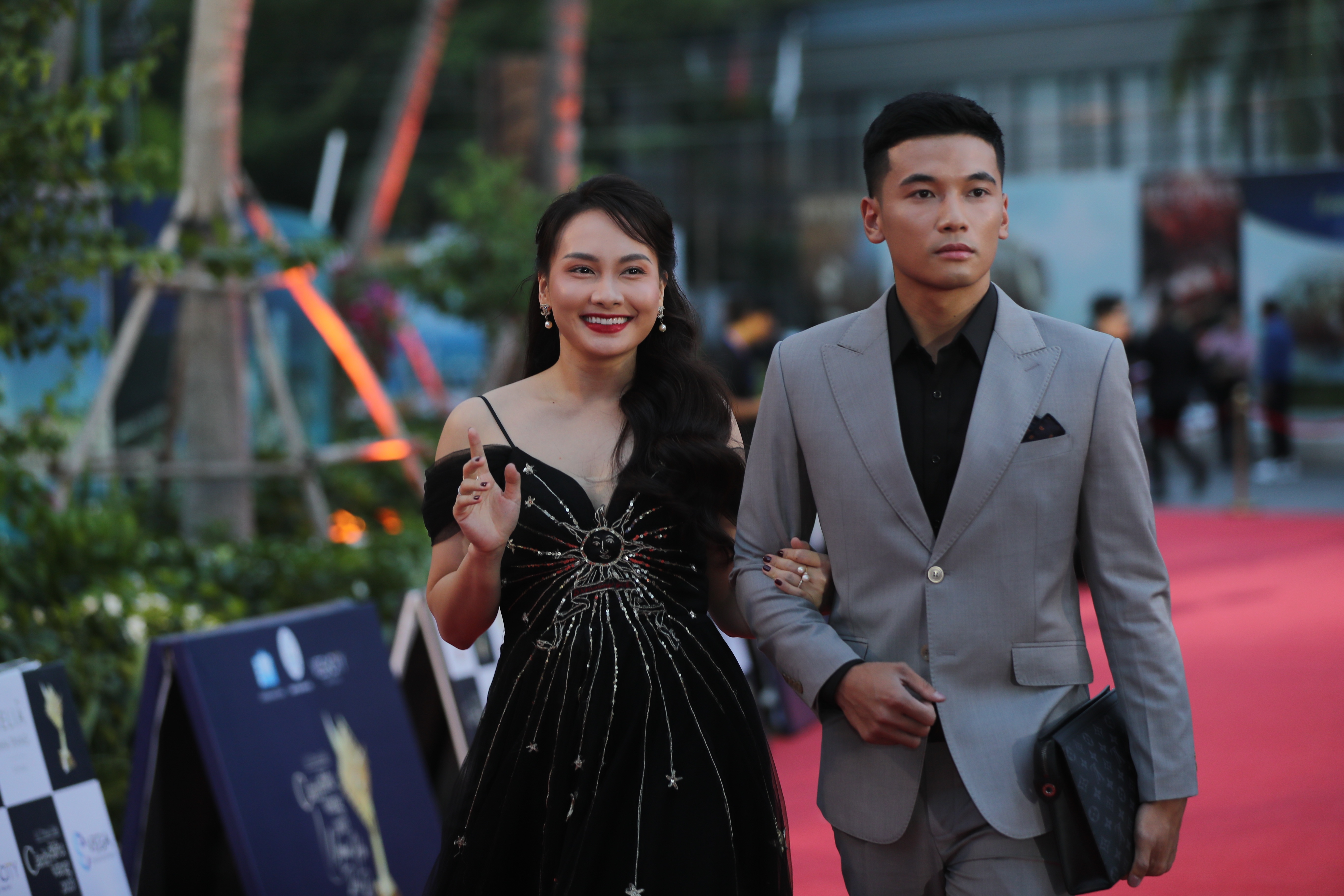 Phuong Oanh reaparece después de la boda, con las estrellas aterrizando en la alfombra roja de los Kite Awards 2023 - 11 Phương Oanh tái xuất sau hôn lễ, cùng dàn sao đổ bộ thảm đỏ Cánh diều 2023 - 11