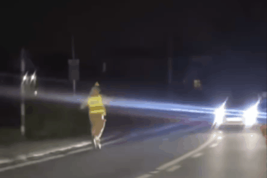 Né chốt CSGT, tài xế ô tô "dính cồn" lùi xe lao xuống ruộng