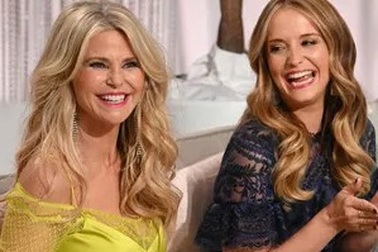 Kinh ngạc với vẻ trẻ trung của siêu mẫu áo tắm 65 tuổi