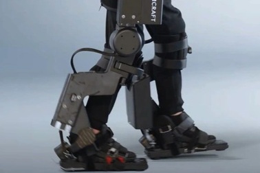 Cha chế tạo khung xương robot, giúp con trai bị liệt có thể đi lại được