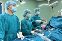 Bé 2 tuổi có dạ dày xoắn 180 độ