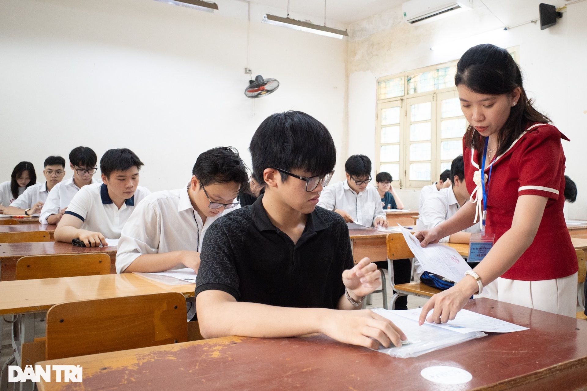 Sĩ tử Hà Nội hân hoan trong ngày làm thủ tục thi tốt nghiệp THPT - 12 Sĩ tử Hà Nội hân hoan trong ngày làm thủ tục thi tốt nghiệp THPT - 12