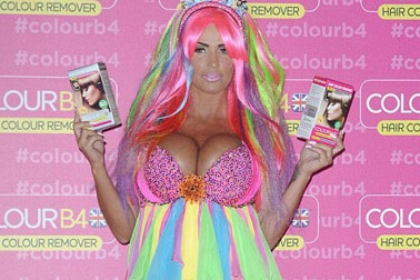 Siêu mẫu Anh mặc “lố bịch” dự sự kiện