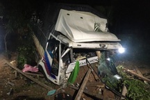 Xe tải "san phẳng" nhà dân, 3 người tử vong