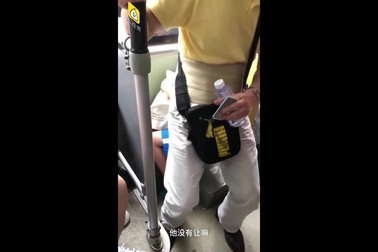 Người đàn ông dở trò buộc bé trai phải nhường ghế trên xe buýt khiến nhiều người phẫn nộ