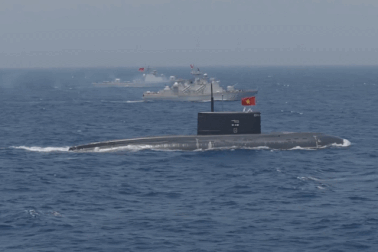 Xem tàu ngầm Kilo 636, tàu hộ vệ tên lửa diễu binh trên biển