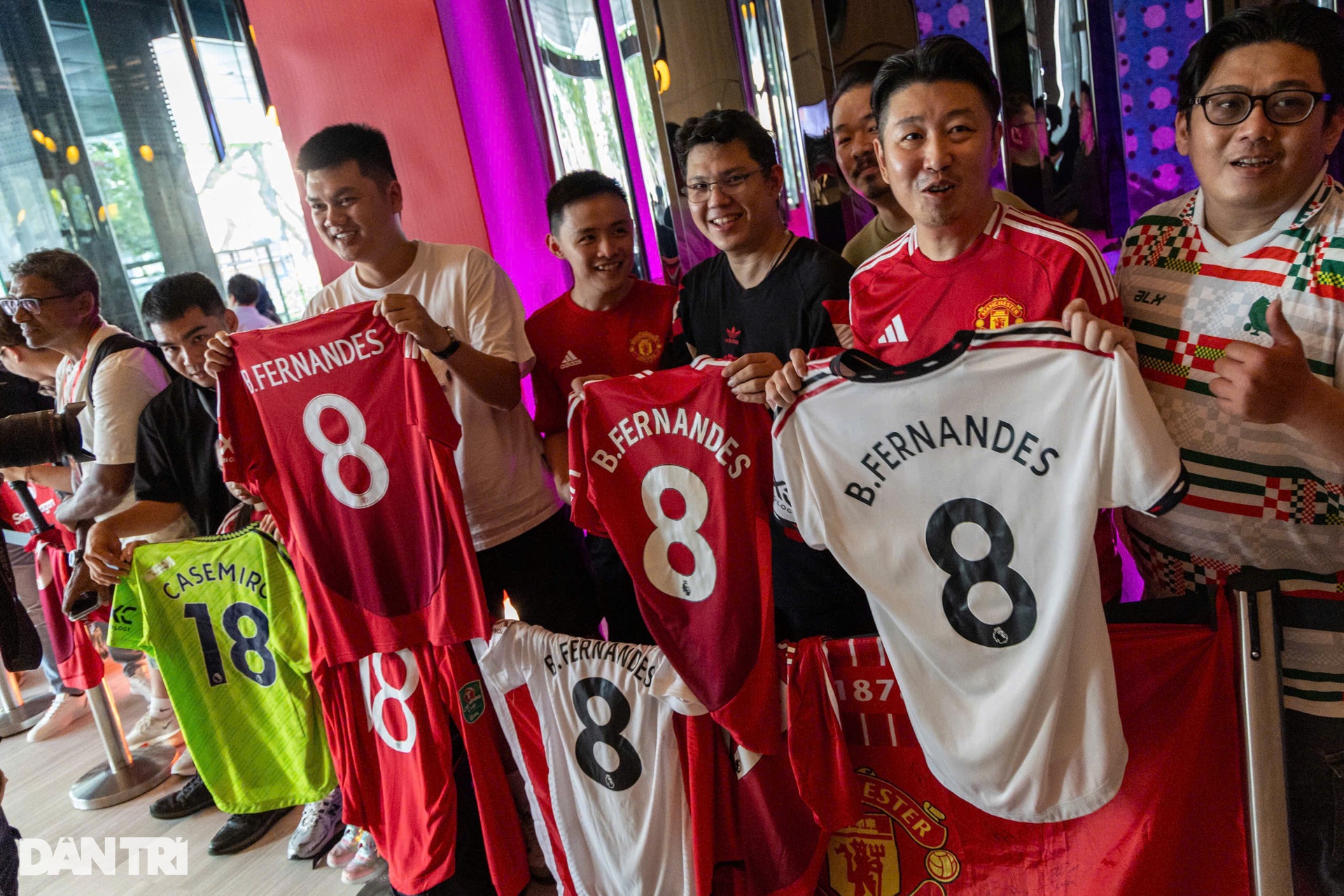 Hàng trăm người hâm mộ chào đón Man Utd đến khách sạn ở Malaysia - 7 Hàng trăm người hâm mộ chào đón Man Utd đến khách sạn ở Malaysia - 7
