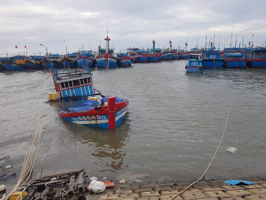 Bão Noru làm tốc mái hàng trăm căn nhà trên đảo Lý Sơn - 2 Bão Noru làm tốc mái hàng trăm căn nhà trên đảo Lý Sơn - 2