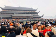 Đón 5 vạn người dịp cuối tuần, chùa Tam Chúc quá tải phải dừng bán vé