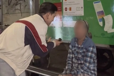 Phẫn nộ video xúc phạm cụ bà vô gia cư và loạt nội dung "bẩn" trên TikTok