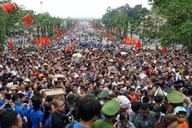 Biển người đổ về Đền Hùng trong ngày giỗ Tổ