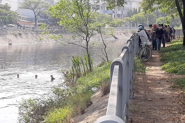 Cảnh sát lặn dưới kênh đen ngòm tìm người mất tích