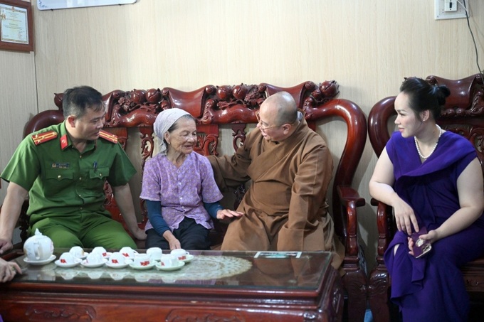 Đoàn đã đến thăm hỏi tặng quà bà Nguyễn Thị Nuôi - vợ Liệt sĩ CAND, tại Minh Đức huyện Tứ Kỳ/