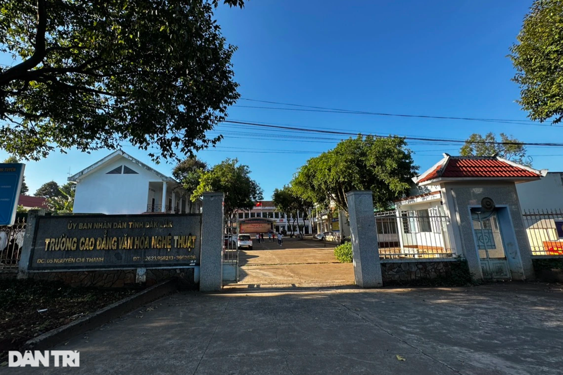 كما يتم تبسيط برامج الماجستير، وتقول المدارس إن جميع المسؤولين لديهم مؤهلات - 2 Thạc sĩ cũng bị tinh giản, trường nói viên chức nào cũng có trình độ - 2