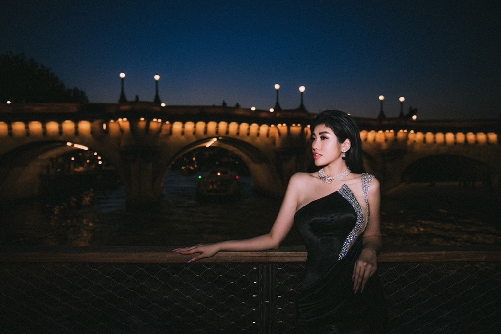 Hoa hậu Emily Hồng Nhung kiêu sa giữa Paris - 4 Hoa hậu Emily Hồng Nhung kiêu sa giữa Paris - 4