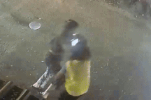 Nhân viên gác chắn đường sắt ở TPHCM bị người phụ nữ đánh tới tấp