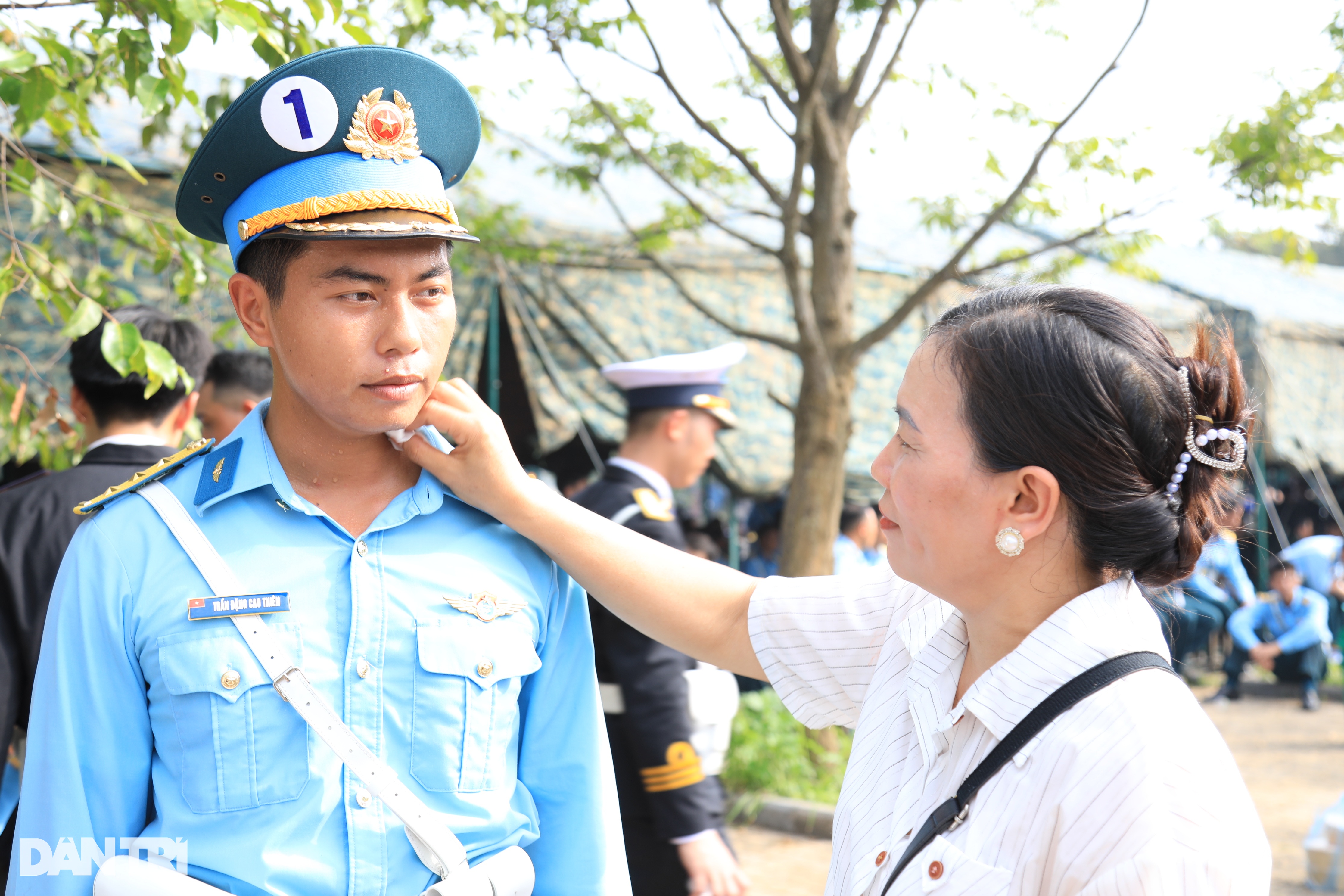 Hợp luyện diễu binh: Mẹ nấu chè tiếp sức cho con, người dân đội nắng xem