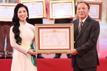 TS Âm nhạc Phương Nga: "Danh hiệu NSƯT là niềm tự hào của tôi và gia đình"