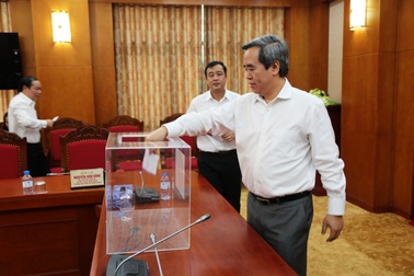 Ban Kinh tế Trung ương quyên góp, ủng hộ đồng bào miền Trung