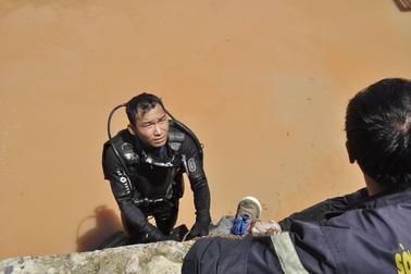 Chui miệng cống tìm kiếm bé trai mất tích