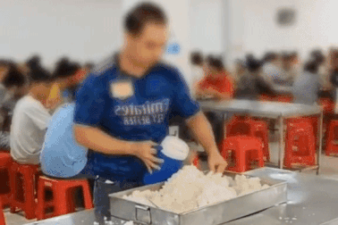 Nam công nhân xin cơm thừa của công ty mang về cho bữa tối
