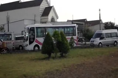 Quốc lộ 1A kẹt cứng xe đổ về Thánh đường Tắc Sậy hành hương.