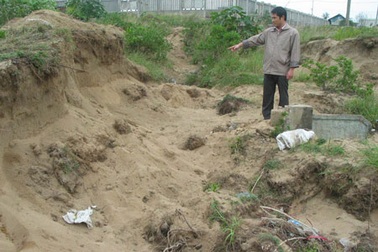 Họng cống nước thải đe dọa hàng trăm ngôi mộ