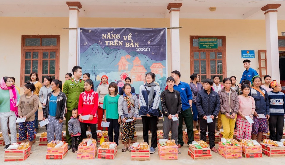 Đưa nắng ấm lên với bà con tộc người ngủ ngồi ngày cận Tết - 5 Đưa nắng ấm lên với bà con tộc người ngủ ngồi ngày cận Tết - 5