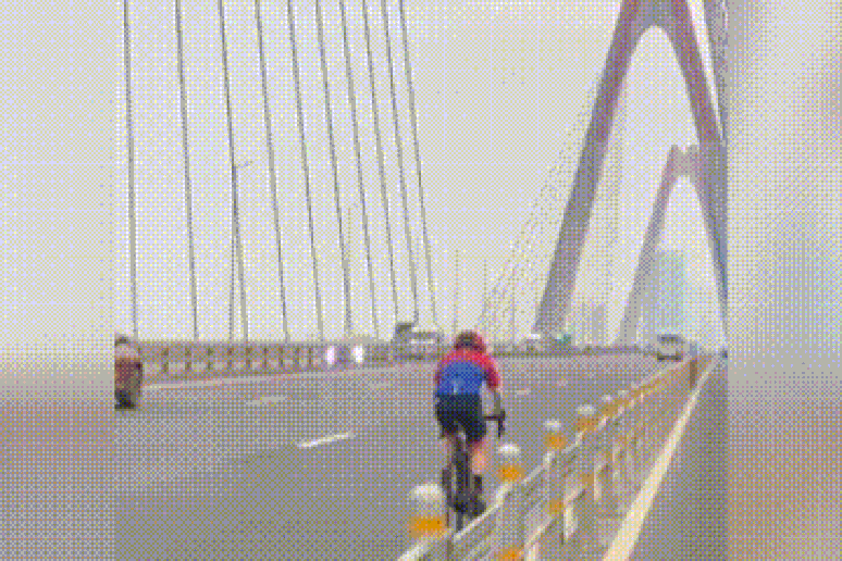 Nam thanh niên bị đe dọa khi quay nhóm "cua rơ" đạp xe trên cầu Nhật Tân