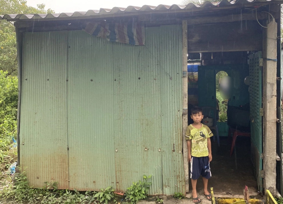 Thương cậu bé 6 tuổi chăm sóc cha lay lắt vượt qua đại dịch Covid-19 - 4 Thương cậu bé 6 tuổi chăm sóc cha lay lắt vượt qua đại dịch Covid-19 - 4