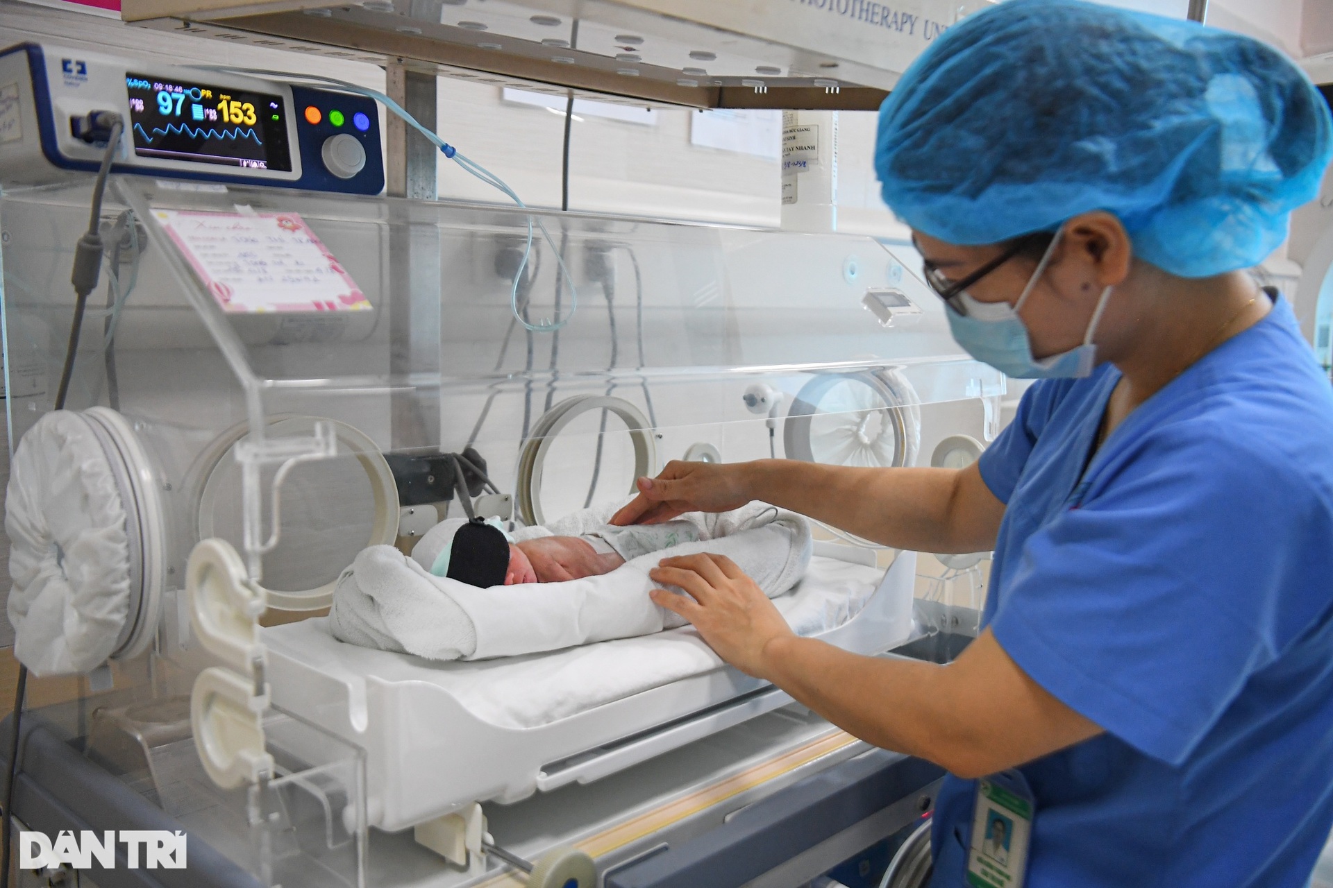 Hà Nội: Nghẹn lòng nghị lực sống của bé sinh non bị mẹ bỏ rơi tại bệnh viện - 10 Hà Nội: Nghẹn lòng nghị lực sống của bé sinh non bị mẹ bỏ rơi tại bệnh viện - 10