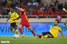 Văn Toàn khiến Mats Hummels "hít khói" trong chiến thắng của tuyển Việt Nam