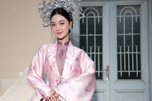 Á hậu Cẩm Ly diện áo Nhật Bình, khoe vẻ đẹp nàng thơ