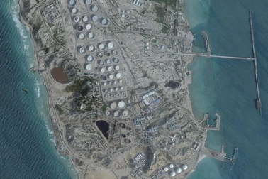 Mỹ nói đảo huyết mạch dầu mỏ của Iran đang bị "thổi bay thành từng mảnh"