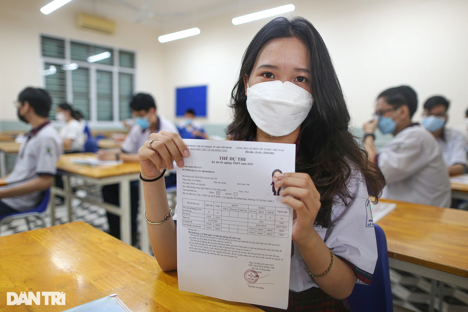 Thí sinh, phụ huynh đội mưa trong ngày làm thủ tục thi tốt nghiệp THPT 2022 - 15 Thí sinh, phụ huynh đội mưa trong ngày làm thủ tục thi tốt nghiệp THPT 2022 - 15